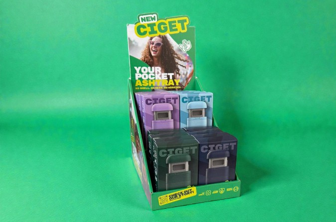 Golfkartonnen toonbankdisplay voor in de retail met doosjes voor een ashtray.